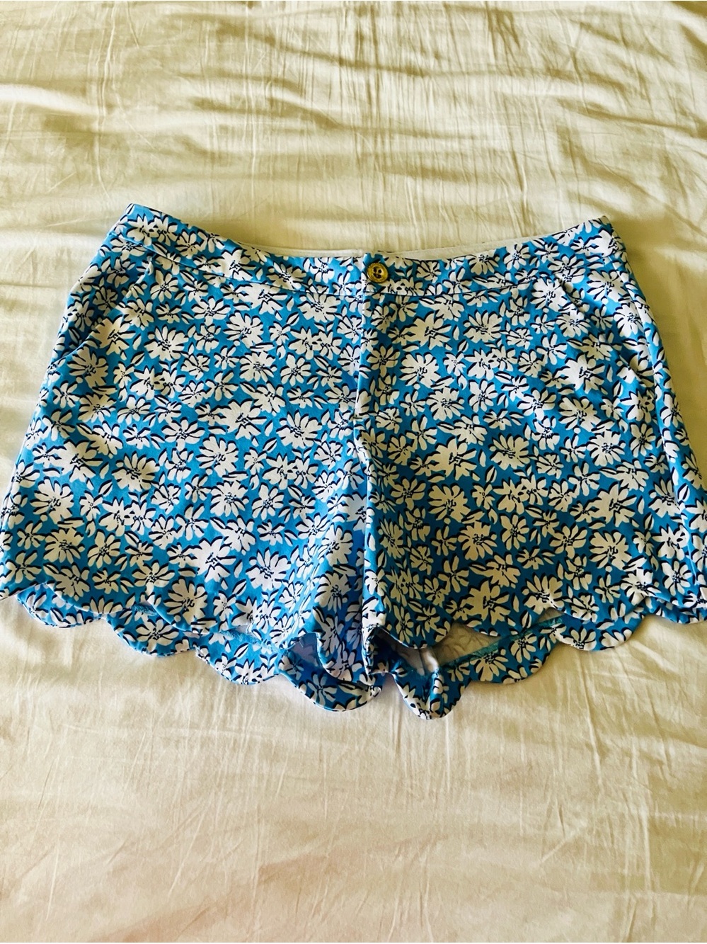 Lilly Pulitzer Buttercup Mid-Rise Scalloped Shorts EUC!!